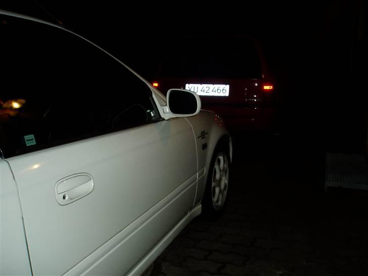 Honda civic type r - til dem som tror det er en "fake" så kan I se den holder bag ved min anden bil.  billede 12