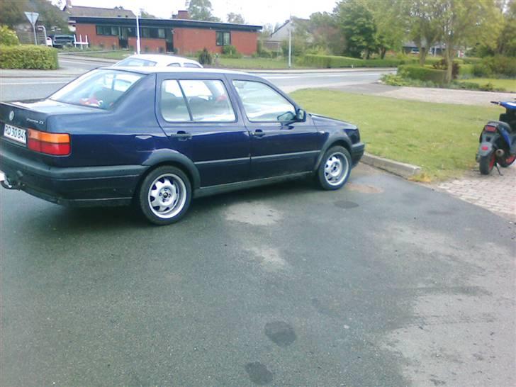 VW vento (BYTTET VÆK!) - Fra siden lige inden den kom på liften og fik monteret gevind undervogn billede 4