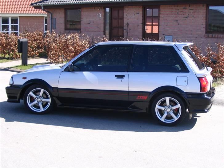 Toyota Starlet 1.3 Turbo - Synes selv fælgen passer godt til bilen, selvom det kun er 15" billede 12