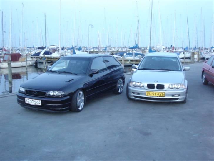 Opel Astra F 2,0 GSI 16v SOLGT - En ven og jeg på havnen :D  helt ny vaskede var de kære små biler billede 14