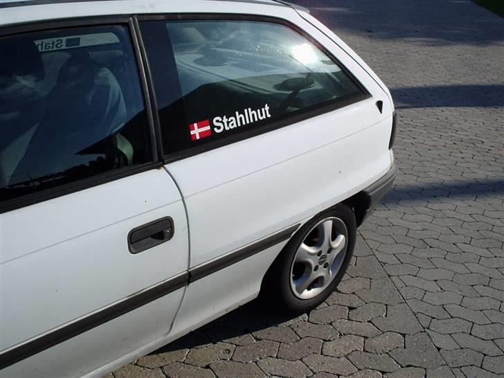 Opel Astra F - med de seje rallystickers:) sommeren 07 billede 3