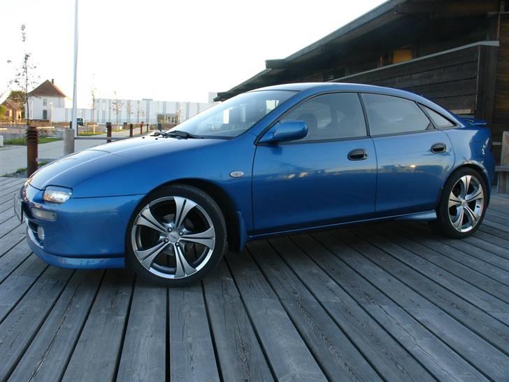 Mazda 323F SOLGT billede 2