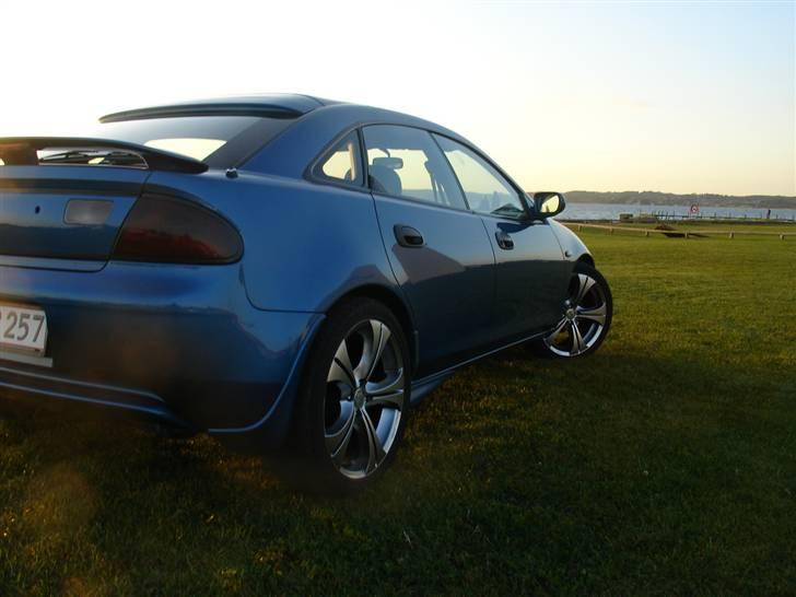 Mazda 323F SOLGT billede 3