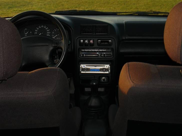 Mazda 323F SOLGT billede 5