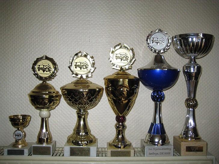 Toyota Celica 2000 Liftback - Bilens pokaler fra diverse træf i 2007 til 2010, her linet op til ære for fotografen billede 19