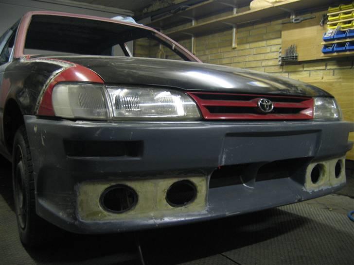 Toyota Corolla AE92 20V Blacktop "Godkendt" - Pyha så kom der komplet E10 Front på. Det er en hård omgang og det er langt fra færdig endnu... billede 13