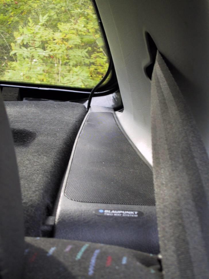 VW Golf 3 - SOLGT - Blaupunkt højttalerkonsol. Dejligt at slippe for huller i hattehylden! billede 7