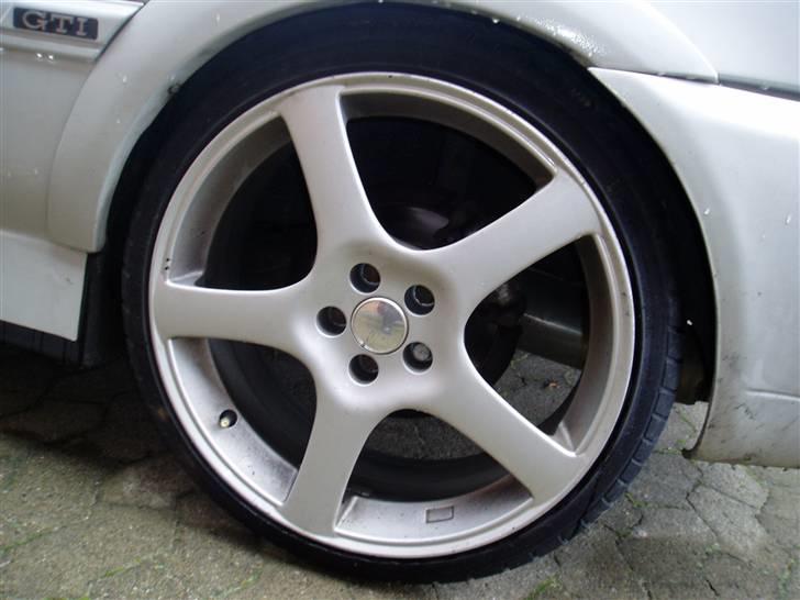 VW Golf 3 GTI (SOLGT!) - Nuværende fælge - skal dog udskiftes med 17" billede 4
