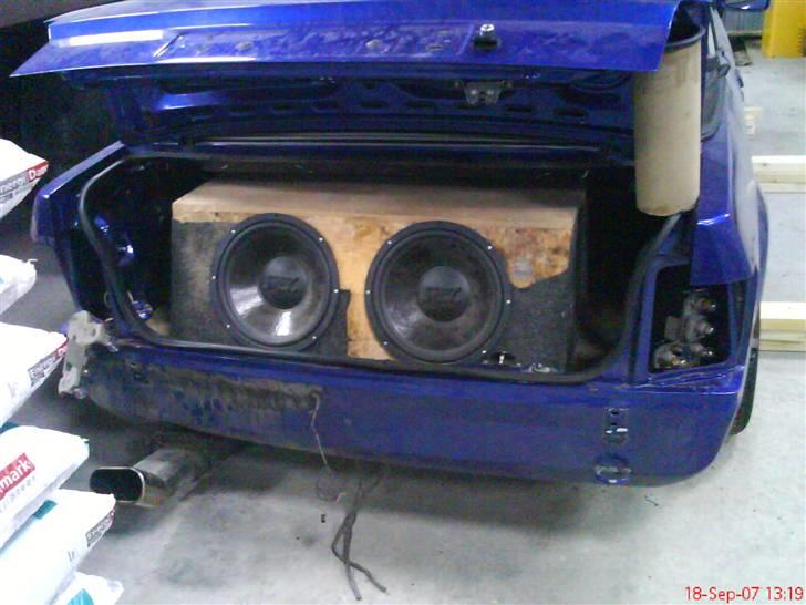 Ford Escort Cabriolet BYTTET! - subs, eneste måde de kunne være der på :D 12" MTX subs. billede 15