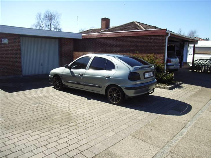 Renault Megane RN 5d SOLGT! - her er den kun sænket 40mm i front, hvor imod den er sænket 55mm på de andre billeder:) billede 1