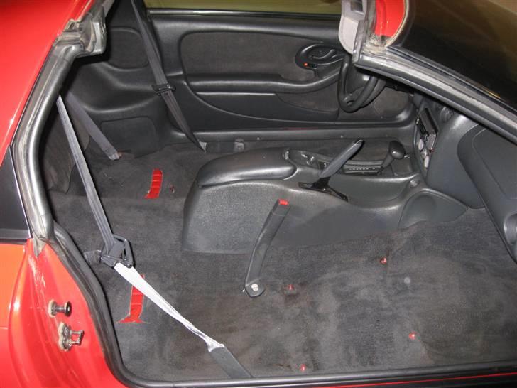 Pontiac Firebird - Efter nogle timers arbejde med tæpperens og støvsugning 2-3 gange:P billede 8