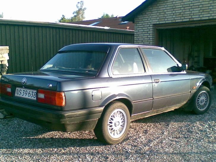 BMW 320i  ***SOLGT*** - 80 mm sænkning bestilt.. blir nu rart og få den helt i kælderen.. billede 8