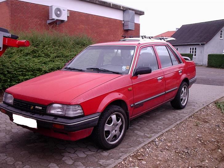 Mazda 323 1,3 Bf m. karb  SOLGT billede 1
