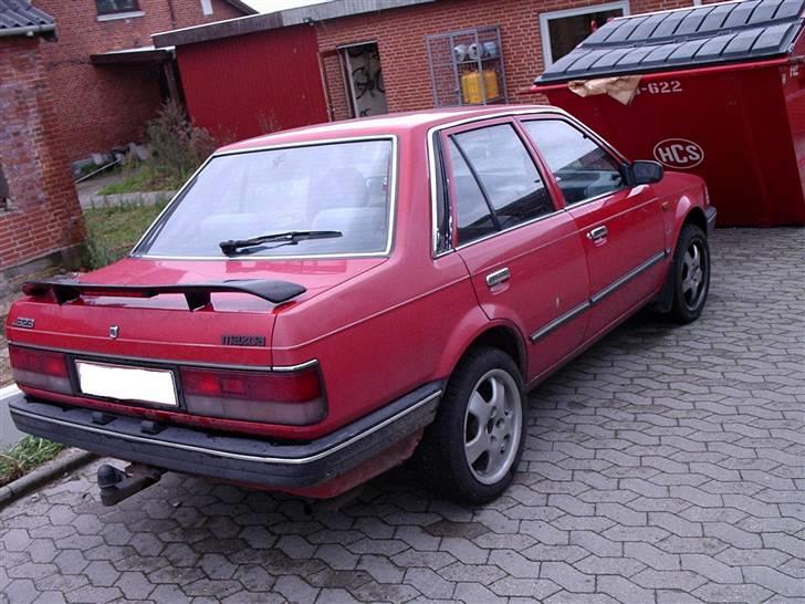 Mazda 323 1,3 Bf m. karb  SOLGT billede 3