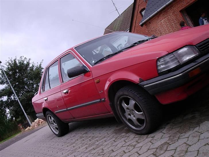 Mazda 323 1,3 Bf m. karb  SOLGT billede 4