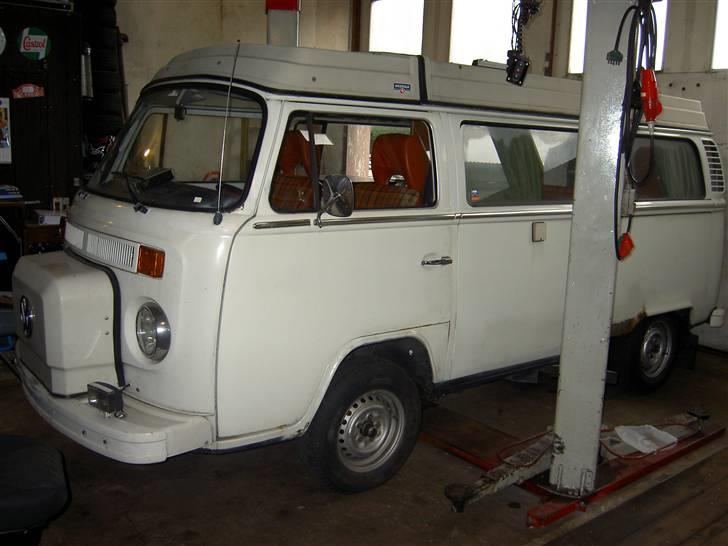 VW T2 Westfalia - Reservehjulet sidder bag snuden foran. billede 1