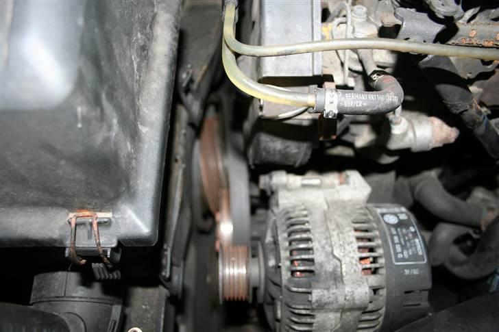 VW Golf 3 1.9 TD - 75hk (R) - Den defekte motor.... remmen er hoppet af og man kan se tandhjulet nede bagi er "væltet" ud af motoren - topnice billede 9