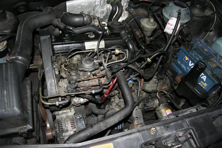 VW Golf 3 1.9 TD - 75hk (R) - Den defekte motor.... remmen er hoppet af og man kan se tandhjulet nede bagi er "væltet" ud af motoren - topnice billede 10