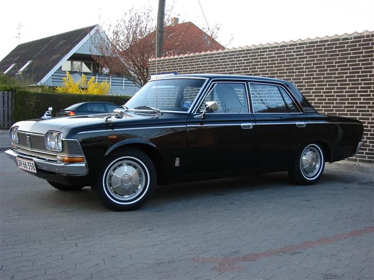 Toyota Crown 2300 DeLuxe S. - Nu med nye dæk med hvid stribe - Uhh det pyntede! Tak til Peddersen for at lægge vogn (SELVOM det var en Opel! ;-) til sverigesturen, hvor dækkene blev købt. Og tak til hrr. og fru Opel, der tog dem med fra div. svenske postkontorer og til Danmark. billede 1