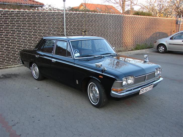 Toyota Crown 2300 DeLuxe S. - Det er nu en rimeligt klassisk fremtoning sådan en Crown har...... Meen det hjælper jo også lidt at den er sort....... billede 2