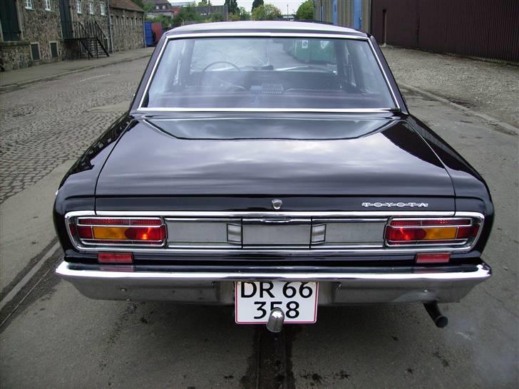 Toyota Crown 2300 DeLuxe S. - Bemærk venligst baklyset, der sidder helt inde ved tankklappen.... billede 5