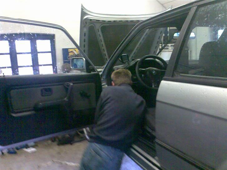 BMW 320i (325i) - Min mekaniker igang med at orden det forskellig el, så omdrejninges tæller osv. kommer til at virke igen billede 16