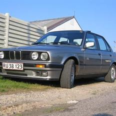 BMW E30 320i (2.7 eta) Solgt