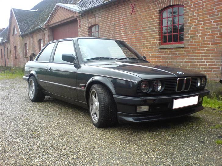 BMW 320i S Edition *SOLGT* billede 1