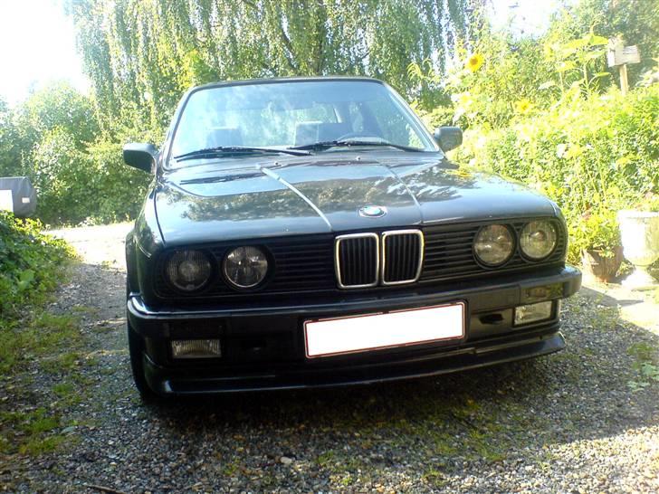 BMW 320i S Edition *SOLGT* - Nyvasket og pæn. Et par sorte tågelygter og nyrer ville gøre underværker på fronten! billede 2