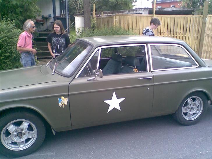 Volvo 142 - Mit første møde med bilen. Lige hentet hjem fra Sverige. det er min far til venstre, og mig med det lange garn billede 13