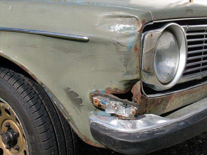 Volvo 142 - 2/8/10, sammen stød med Passat. Meget tæt på at blive meldt totalskadet. Men blev rettet ud for 1300kr, Passaten blev skabet for 40-50.000 (totalskadet).  billede 17