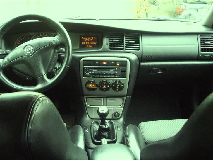 Opel Vectra B 2,2 DTI SOLGT - Lækkert med den grå farve på midter konsollet billede 6