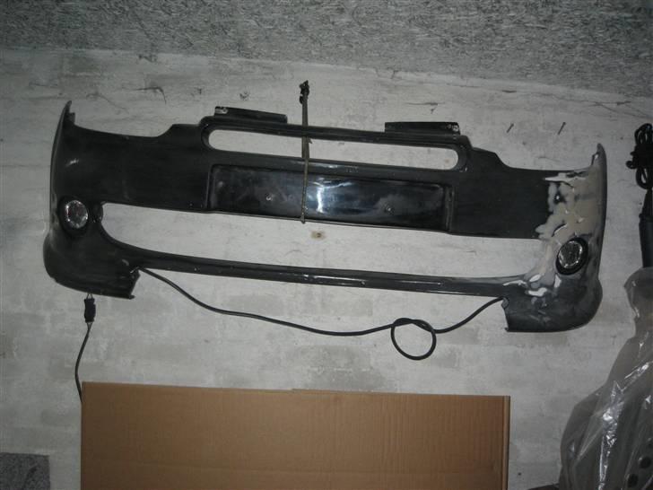 Opel Corsa1,4 Sport SE (SOLGT) - rep på frontspoiler er færdig mangler kun at blive malet (RØD) billede 14