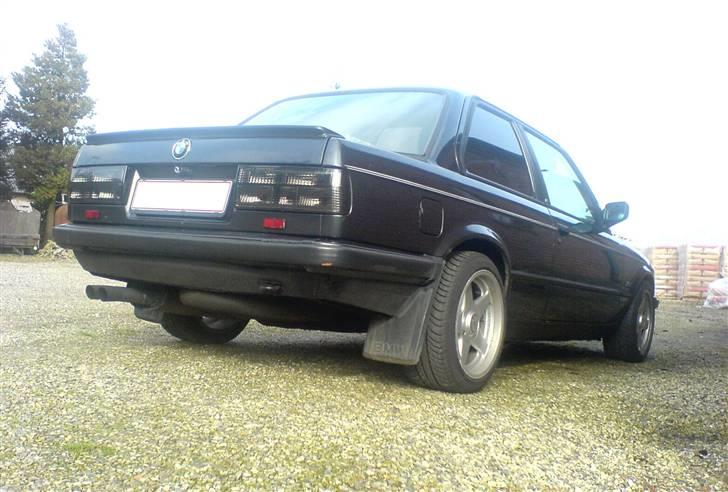 BMW 320i S Edition *SOLGT* - Bilen set fra en frø´s perspektiv (Før jeg bakkede over den) billede 8