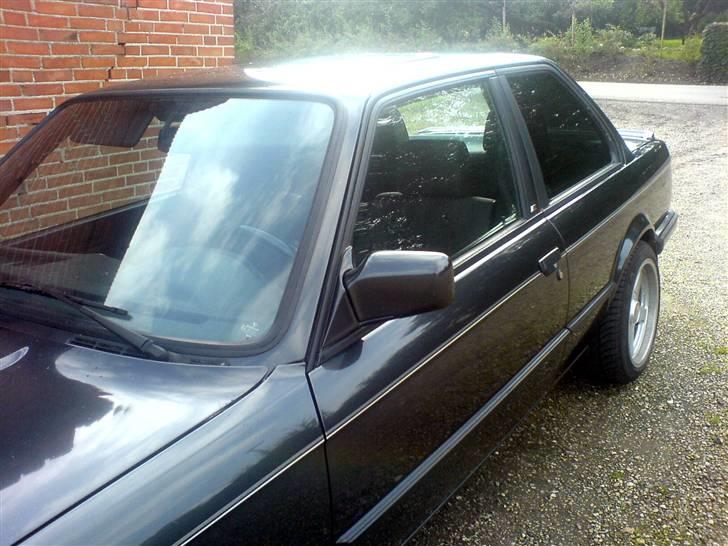 BMW 320i S Edition *SOLGT* - Bare et "reservebillede".. Man kan lige se den ene bagfælg stikke ud over skærmkanten. Lidt tysker :-) billede 10