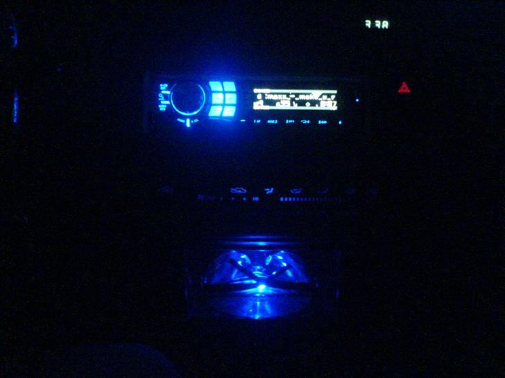 Toyota Corolla Gsi  - Midter konsolen under rádion med et par dioder... billede 14