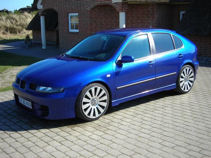 Seat Leon TDi (SOLGT) - Har lige købt fælgene, så der er ikke lige kommet de rigtige logoer endnu. :) billede 1