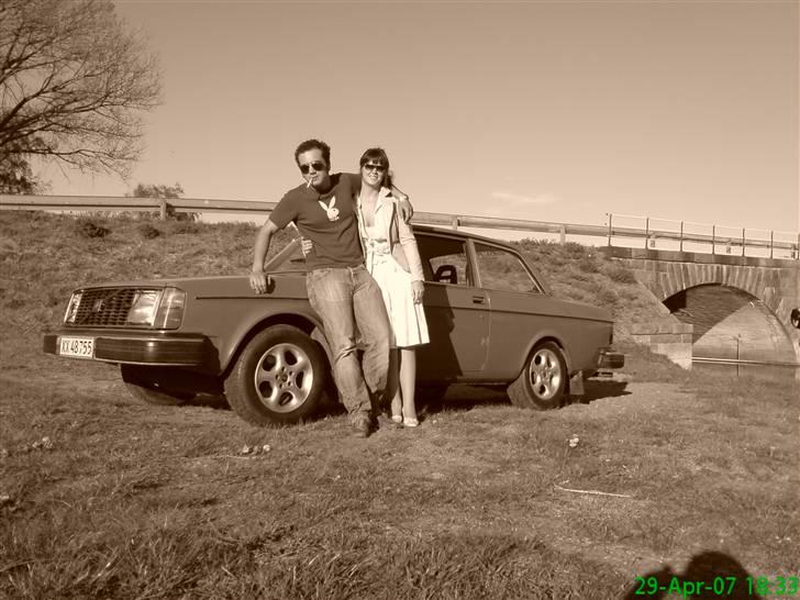 Volvo 242 2,1 DL   # SOLGT # - 2 lovebirds and a Swedish Tank :)  billede 1