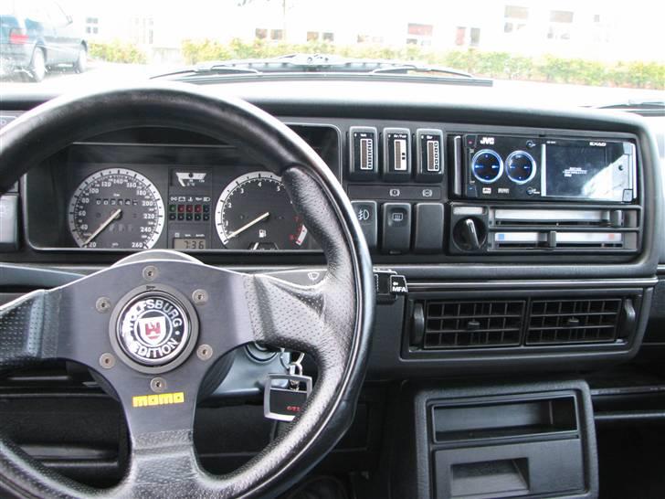 VW Golf GTI G60 - Blanz - Læg mærke til instrumenterne imellem rattet og radioen, Olietryk, Blandingsforhold og Spændings målere billede 19
