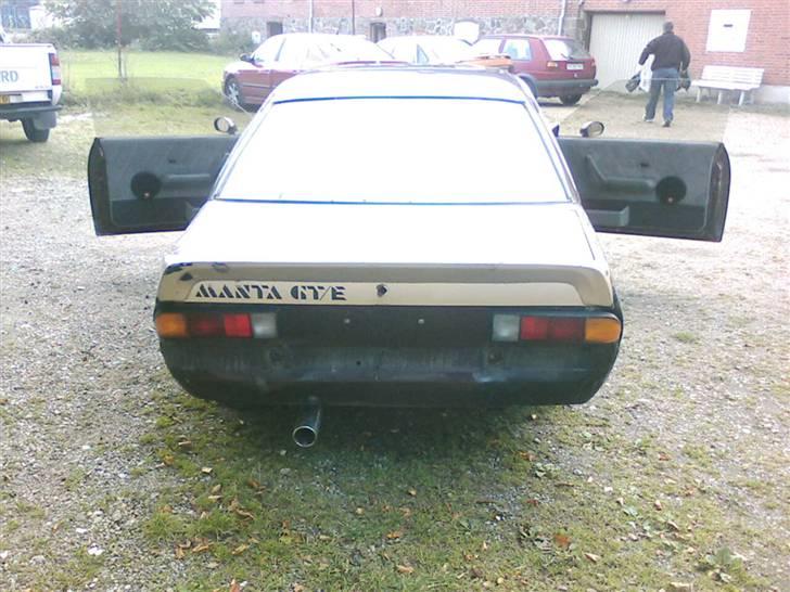 Opel Manta Solgt - Den har en lille bagskade..... Men har et helt fejlfrit bagpanel på lager mangler kun de bagerste 15cm bagskærm i højre side billede 7