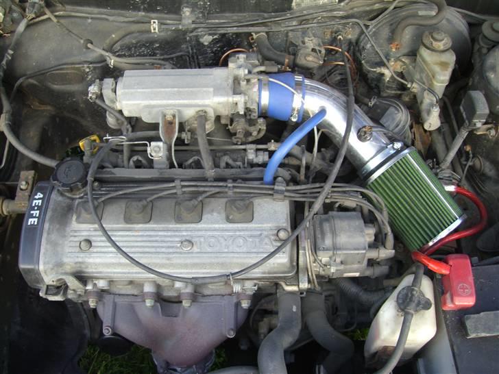 Toyota Corolla "Koala'en" *DØD* - Motorrum med kromrør og sportsluftfilter billede 11