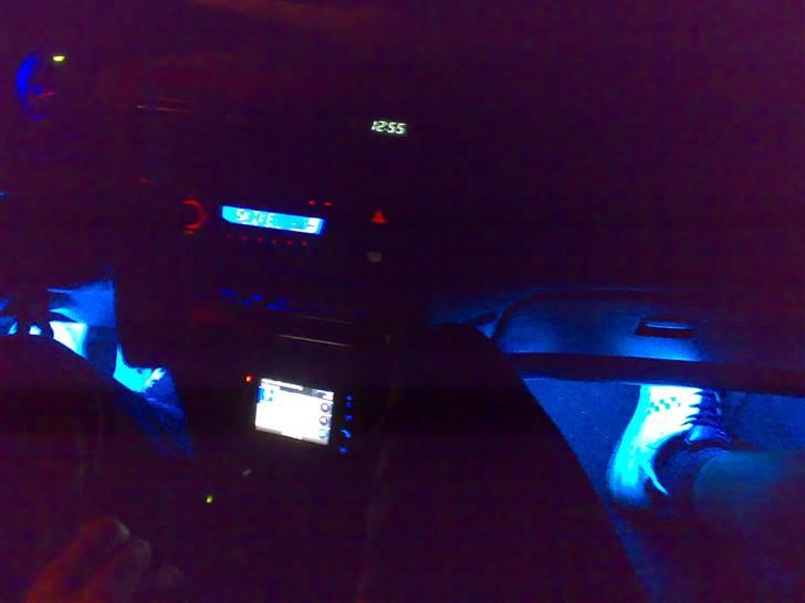 Toyota Corolla XLi SedanSolgt - Skod billede men man kan se det blå lys fra... det hele hehe billede 3