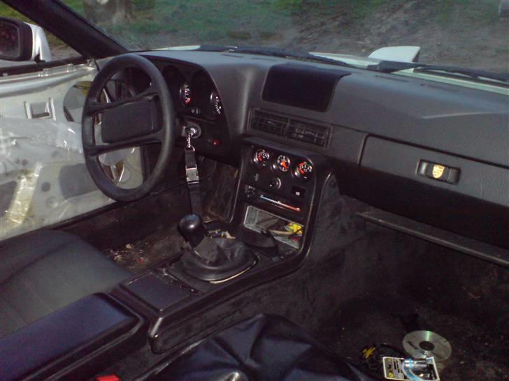 Porsche 924 - det ligner helved, men blir fikset op når jeg er færdig med det udvendige billede 7