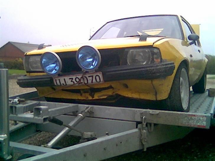 Opel Ascona b Rallybil - sådan kan det se ud efter man har været oppe at slås med en brandhane billede 6