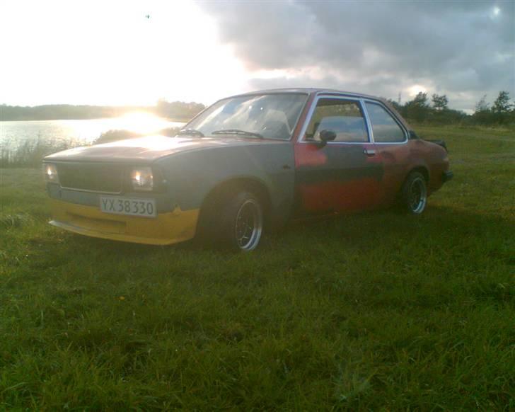 Opel Ascona B RATLOOK SOLGT - nyt billede.. nr plader er kommet på, og en gang sænkning :p ca 80mm fra vangen og ned til jorden billede 12
