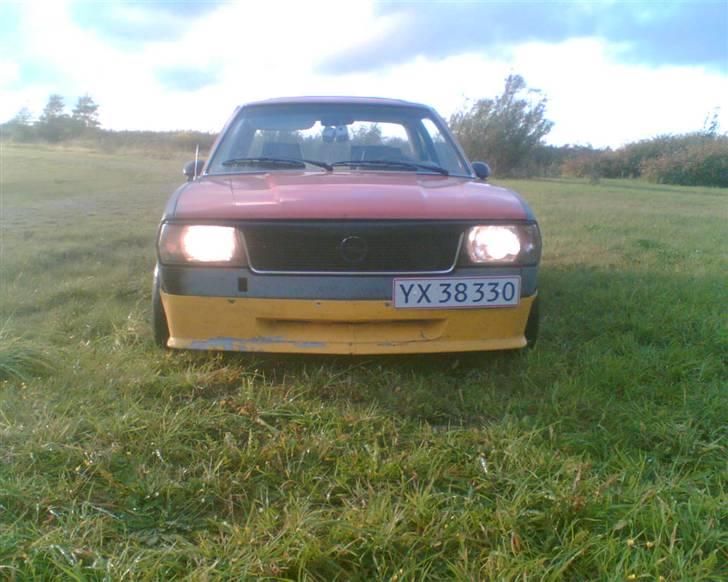 Opel Ascona B RATLOOK SOLGT - nyt billede.. nr plader er kommet på, og en gang sænkning :p ca 80mm fra vangen og ned til jorden billede 13