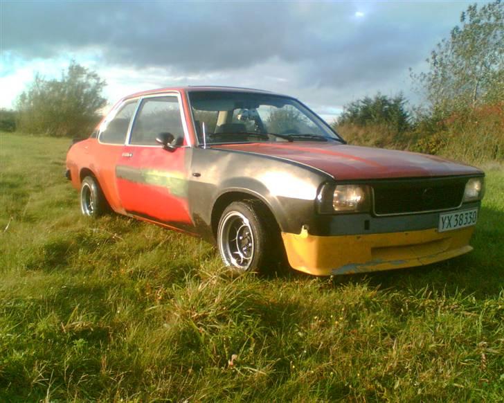 Opel Ascona B RATLOOK SOLGT - nyt billede.. nr plader er kommet på, og en gang sænkning :p ca 80mm fra vangen og ned til jorden billede 14