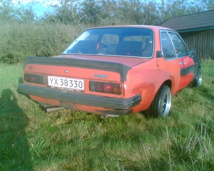 Opel Ascona B RATLOOK SOLGT - nyt billede.. nr plader er kommet på, og en gang sænkning :p ca 80mm fra vangen og ned til jorden billede 15