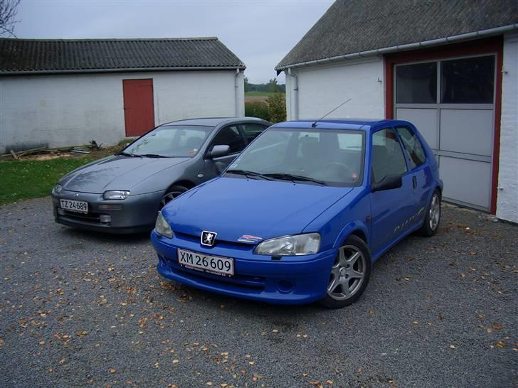 Peugeot 106 Rallye *Byttet* - Her i selvskab med brors 323F BA V6 J-Spec billede 2