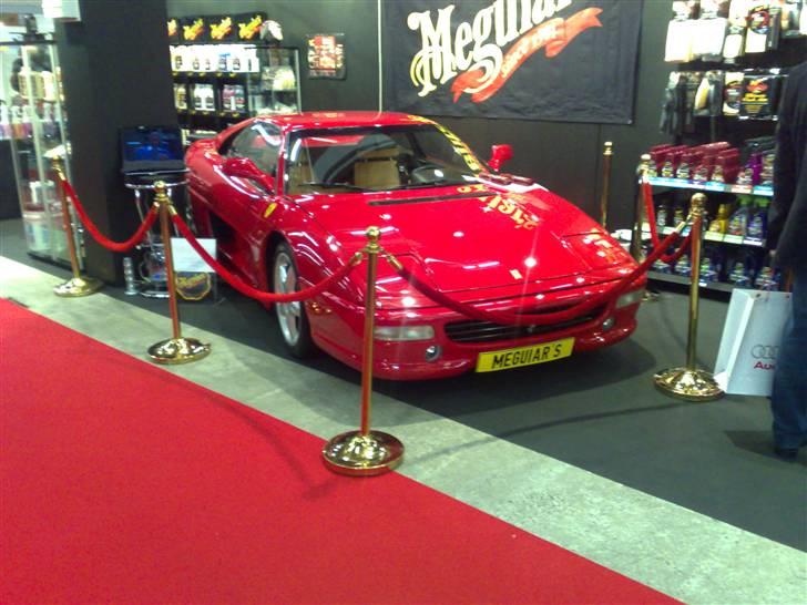 Ferrari 355 -GTB -  - Her er der tale om rigtig respekt. Guldstolper og røde bånd.. c",) billede 15